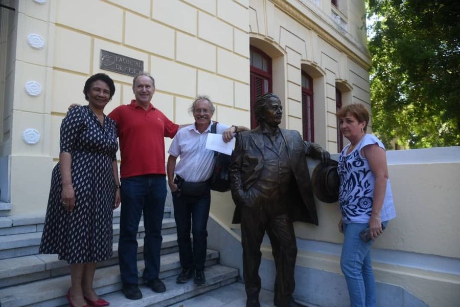 Develan en La Habana escultura del genio Albert Einstein